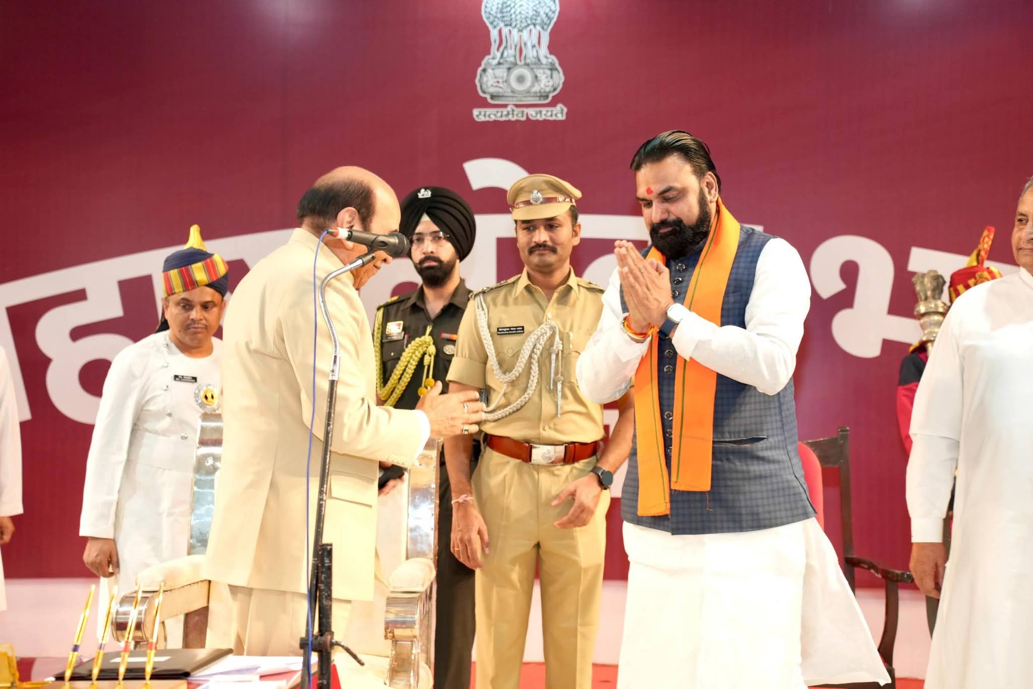 माननीय मुख्यमंत्री सम्राट चौधरी जी के शपथ ग्रहण अवसर पर ऐतिहासिक भेंट एवं नई विकास यात्रा की शुरुआत